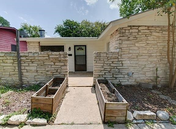 2nd image of 2311 Montclaire St #A