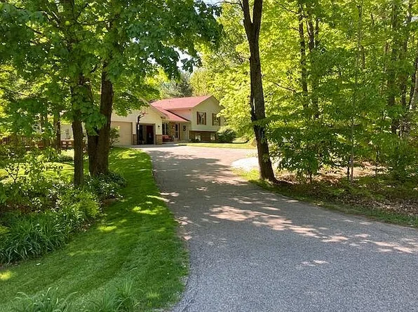 909 Woodcrest Dr, Gaylord, MI 49735