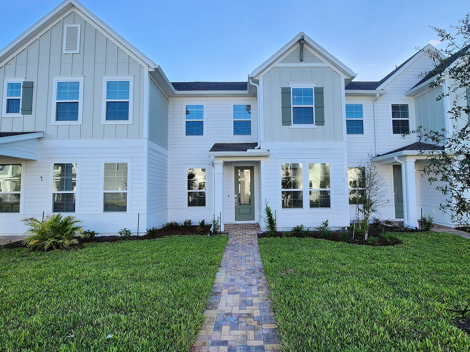 3 bed, 2.5 bath, 1799 sqft, $2,499 — Photo 1