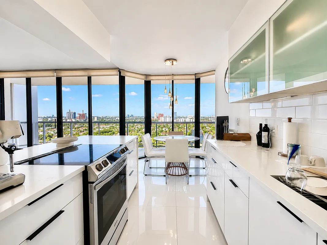 2 bed, 2.0 bath, 1310 sqft, $3,950 — Photo 4