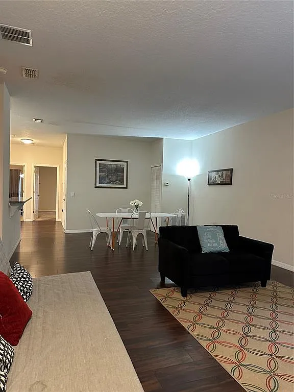 3 bed, 2.0 bath, 1484 sqft, $1,800 — Photo 3