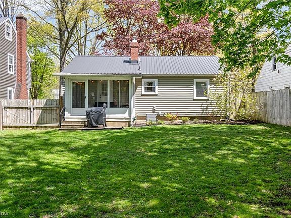 3rd image of 418 Foursome Ave