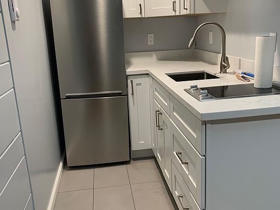 4th image of 2080 Yale St