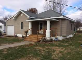 408 W 4th St, Flora, IL 62839