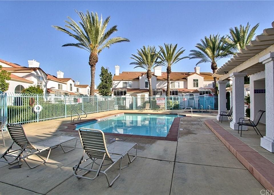 Resort amenities with pool, spa, tennis courts, workout room. Clubhouse can be rented for parties.