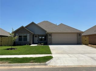 1030 Riverside Dr, Centerton, AR 72713