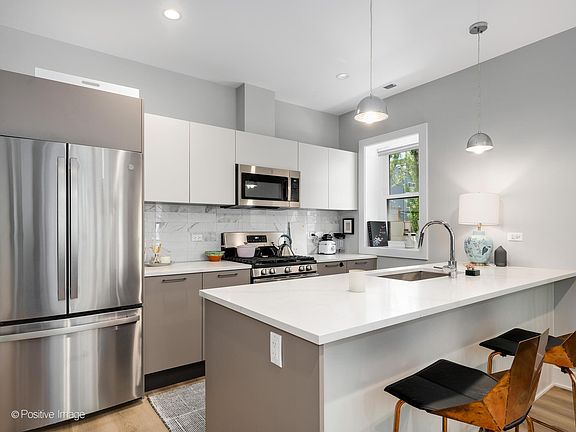 2nd image of 833 N Hoyne Ave #2S