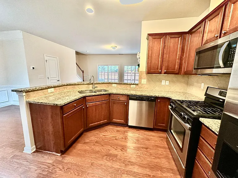 1143 Kingston Grove Dr — Photo 5