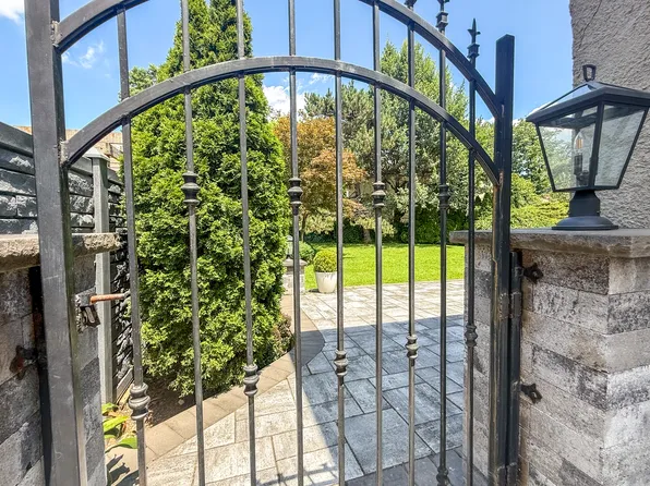 138-35 11th Avenue image 4 of 51