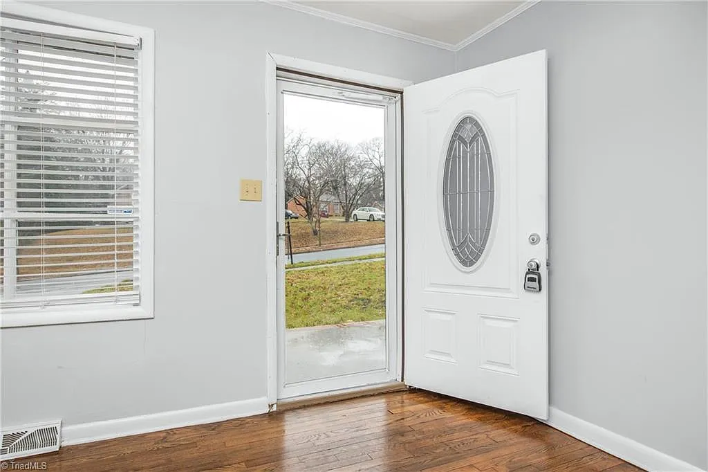 3 bed, 1440 sqft, $2,100 — Photo 2