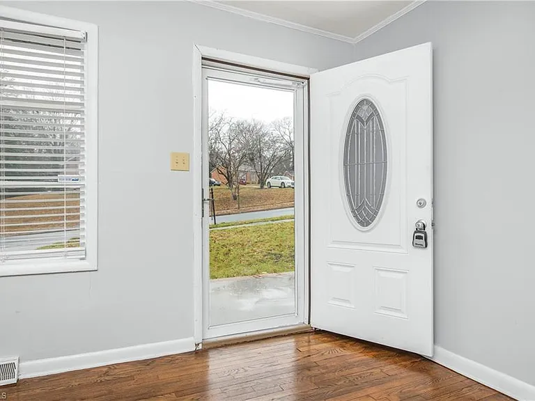 Front door/Living room