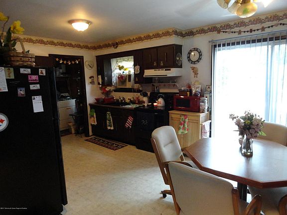 4th image of 957 Richard Rd