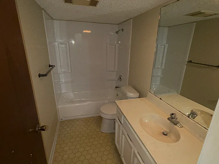 5118 Middlecoff Rd #D — Photo 7