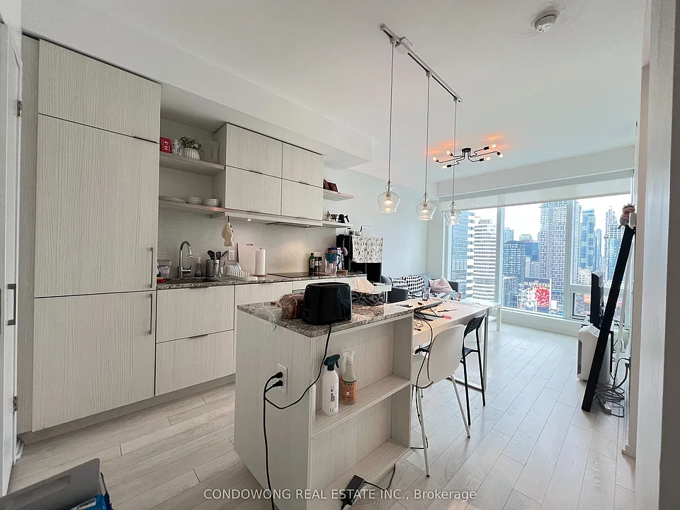 197 Yonge St #2501