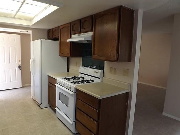 5th image of 544 Grimsby Ave #0