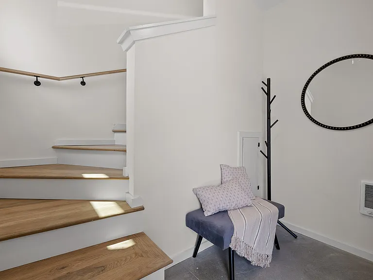 113 E Oldham Ave — Photo 5
