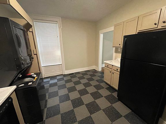5th image of 905 E Washington St APT 1