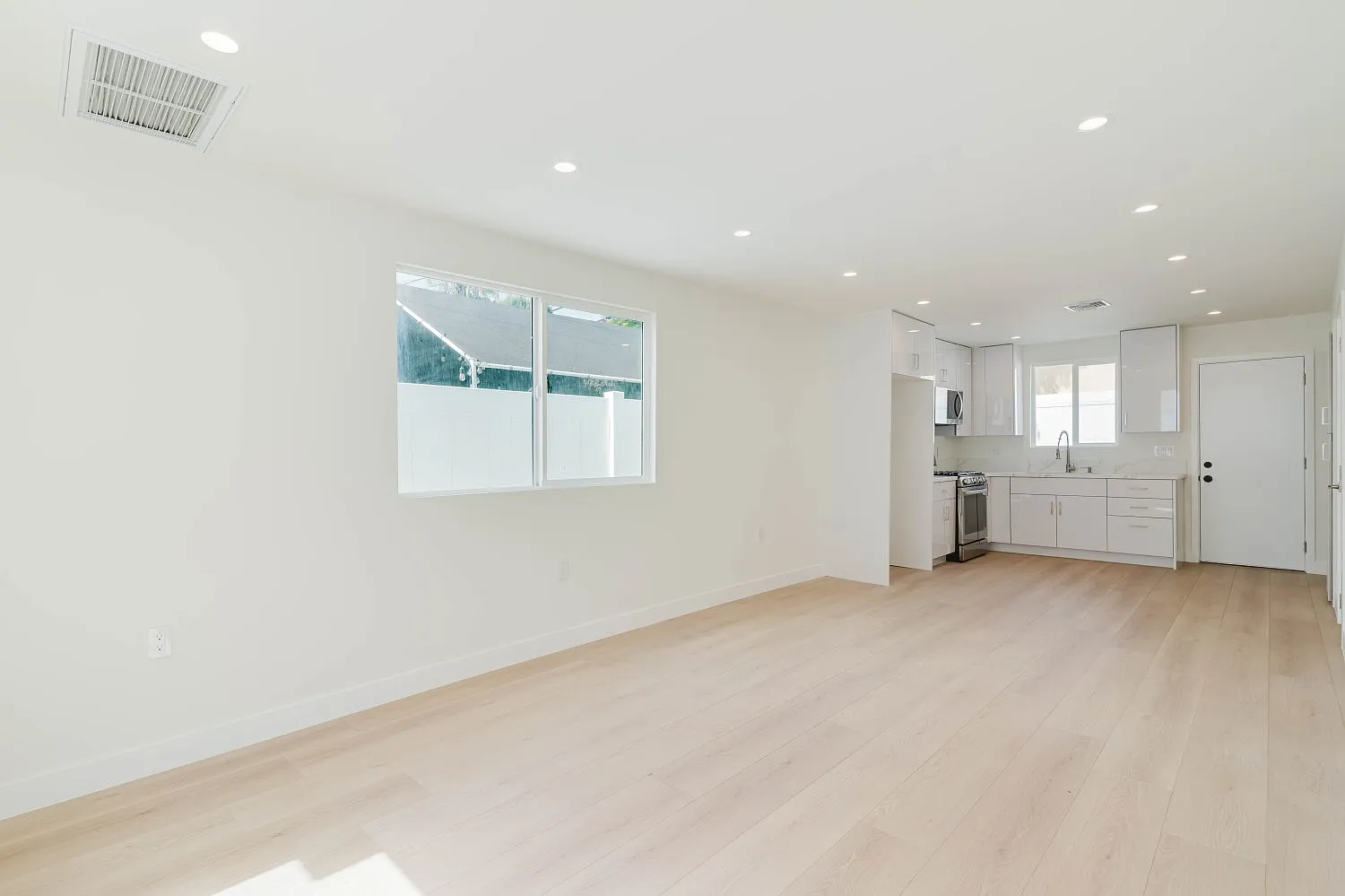 2 bed, 850 sqft, $2,700 — Photo 4
