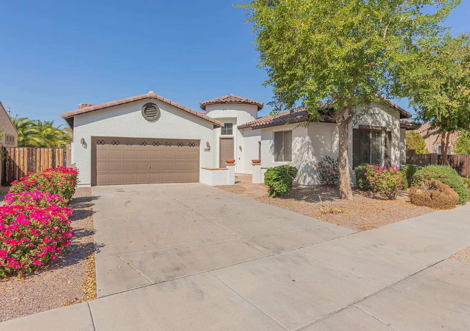 Stunning 4-Bedroom Home with Private Guest Suite in Gated Community — Photo 2