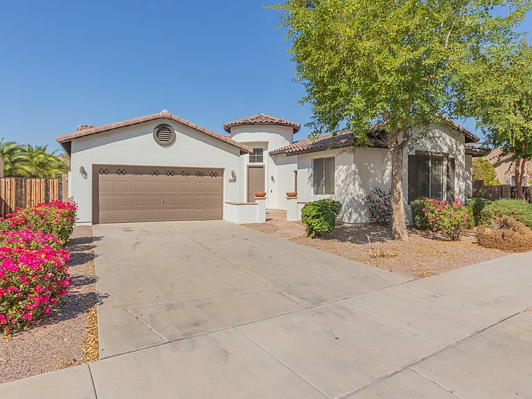 2206 W Fawn Dr — Photo 2