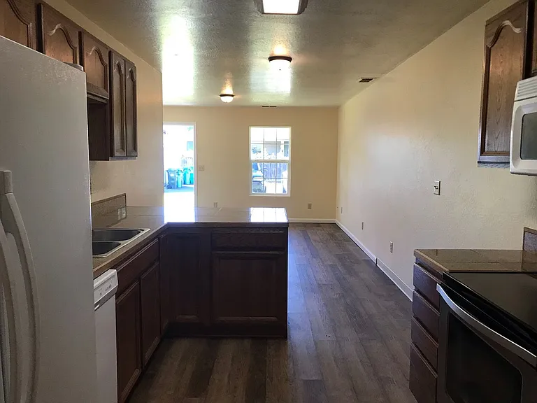 2 Bedroom 2 Bathroom Home — Photo 7