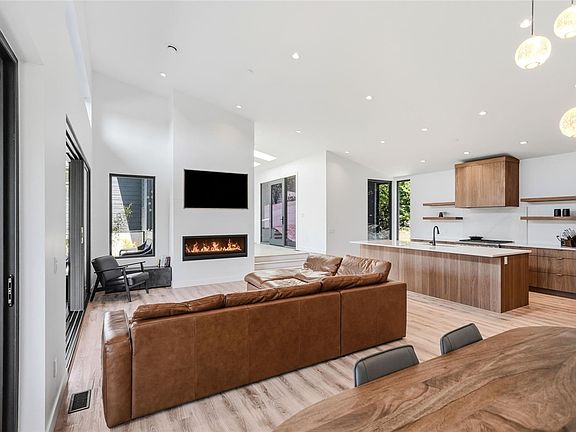 2nd image of 3576 Sheffield Pl