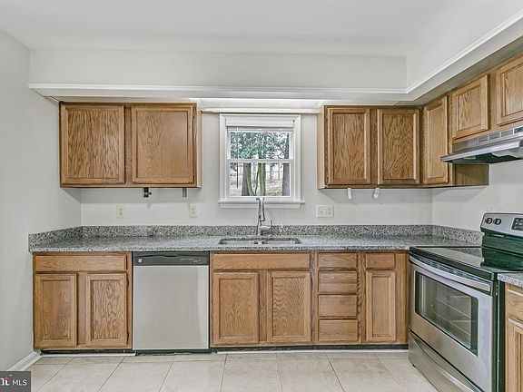 5th image of 70 Stratford Dr