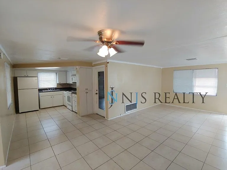 1350 Whitehall Ln — Photo 3