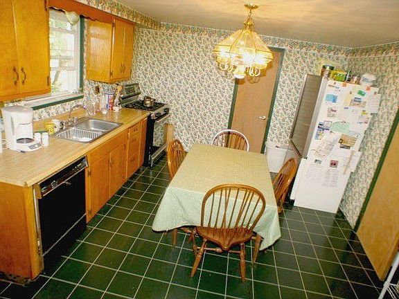 Large Eat-in Kitchen