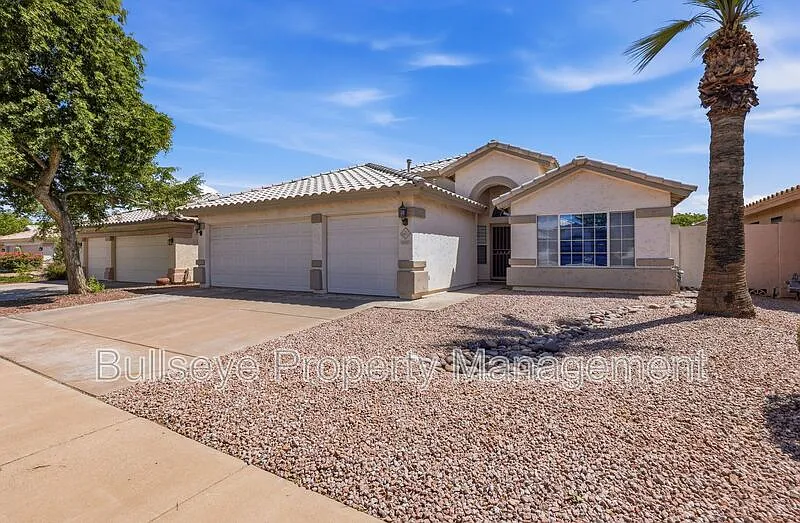 4 bed, 2.0 bath, 1899 sqft, $2,900 — Photo 1