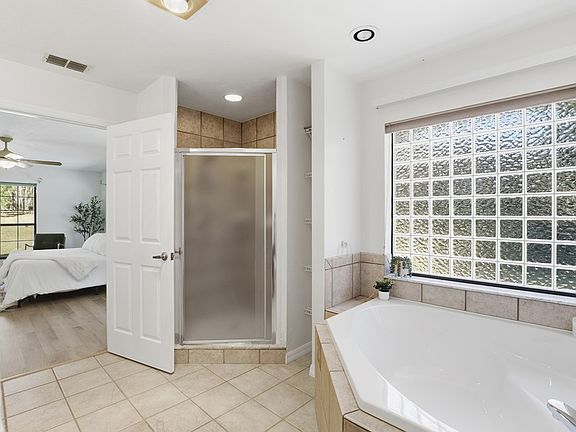 5th image of 5070 NE 52nd Pl