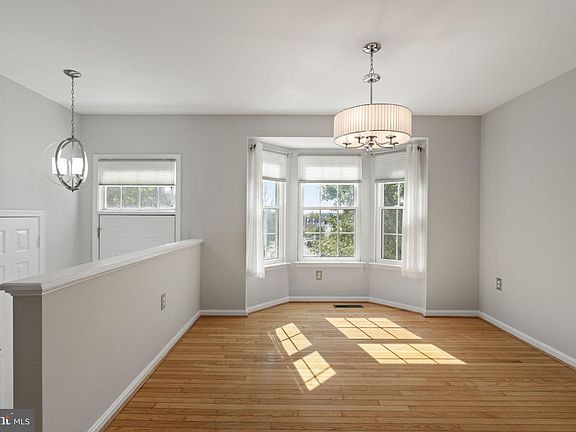 4th image of 502 Kalmia Sq NE