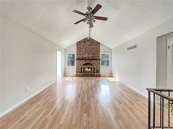 3rd image of 512 NW Brad Cir