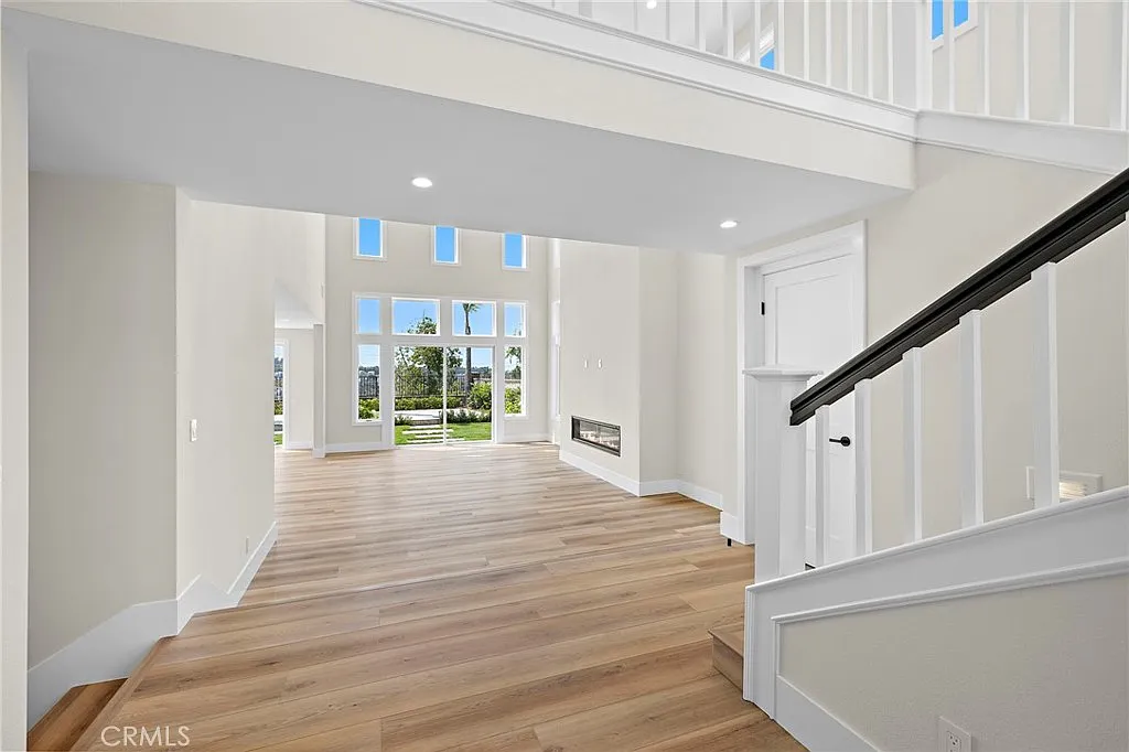 5 bed, 3.5 bath, 3576 sqft, $9,500 — Photo 3