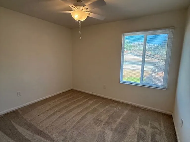 Very Nice 2 bedroom/2 Bathroom home close to Dining and Shopping — Photo 10