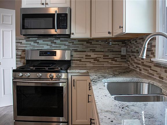 4th image of 623 Plymouth Dr