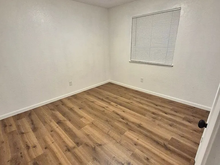 1090 Pinnacles Ave — Photo 5
