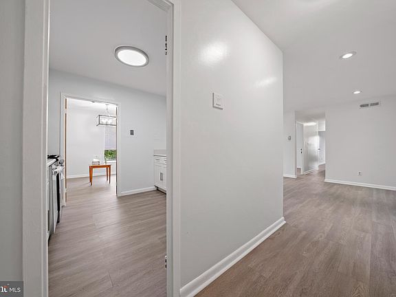 5th image of 6001 Arlington Blvd APT 723