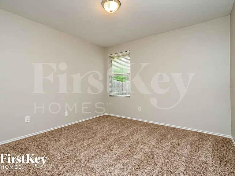 3908 Windy Point Dr — Photo 12
