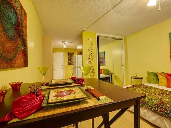 Dining table w/ chairs