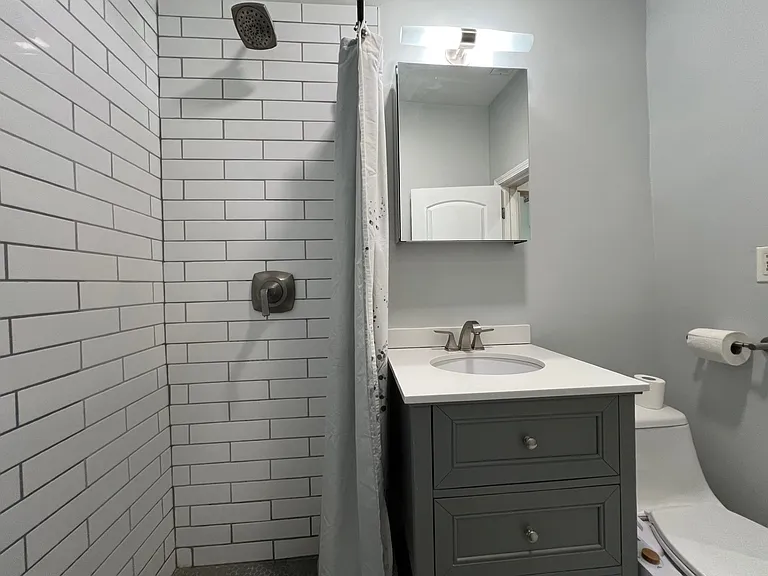 2335 W Barry Ave #2 — Photo 8