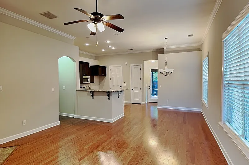3 bed, 2.0 bath, 1500 sqft, $1,749 — Photo 2