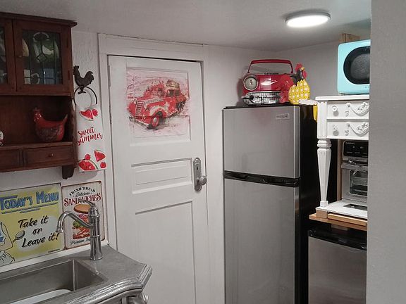 4th image of 916 Gidding St #1