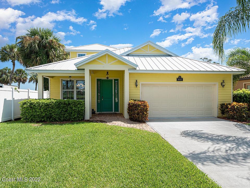 2nd image of 1621 Bottle Palm Way