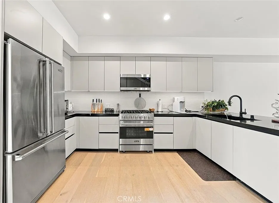 3 bed, 4.5 bath, 2537 sqft, $6,600 — Photo 3