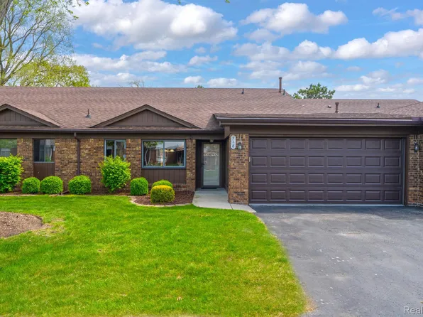 718 Country Club Dr, Saint Clair Shores, MI 48082