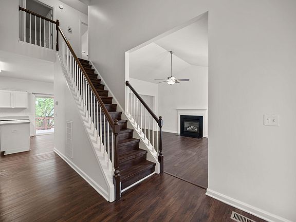 4th image of 616 Hanska Way