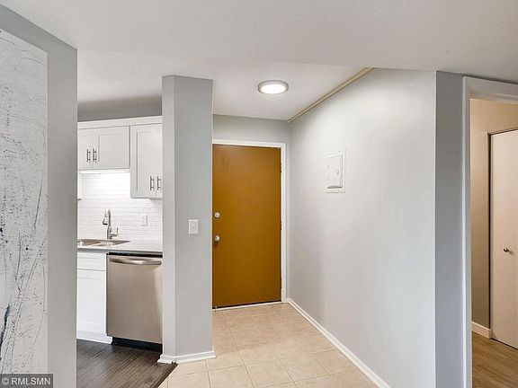 5th image of 26 10th St W Unit 609