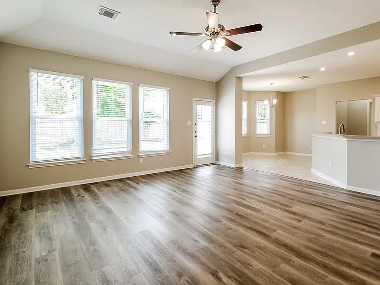 403 Cedar Lake Dr — Photo 5