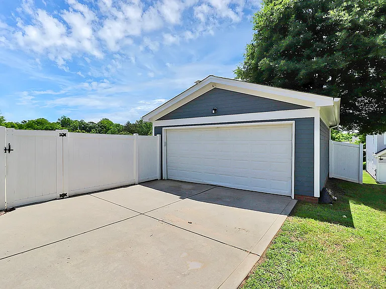 2035 Golden Ridge Ln — Photo 9